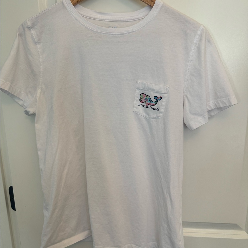 VV Vineyard Vines white pocket t-shirt. Girls Large. NWOT. Great cond.